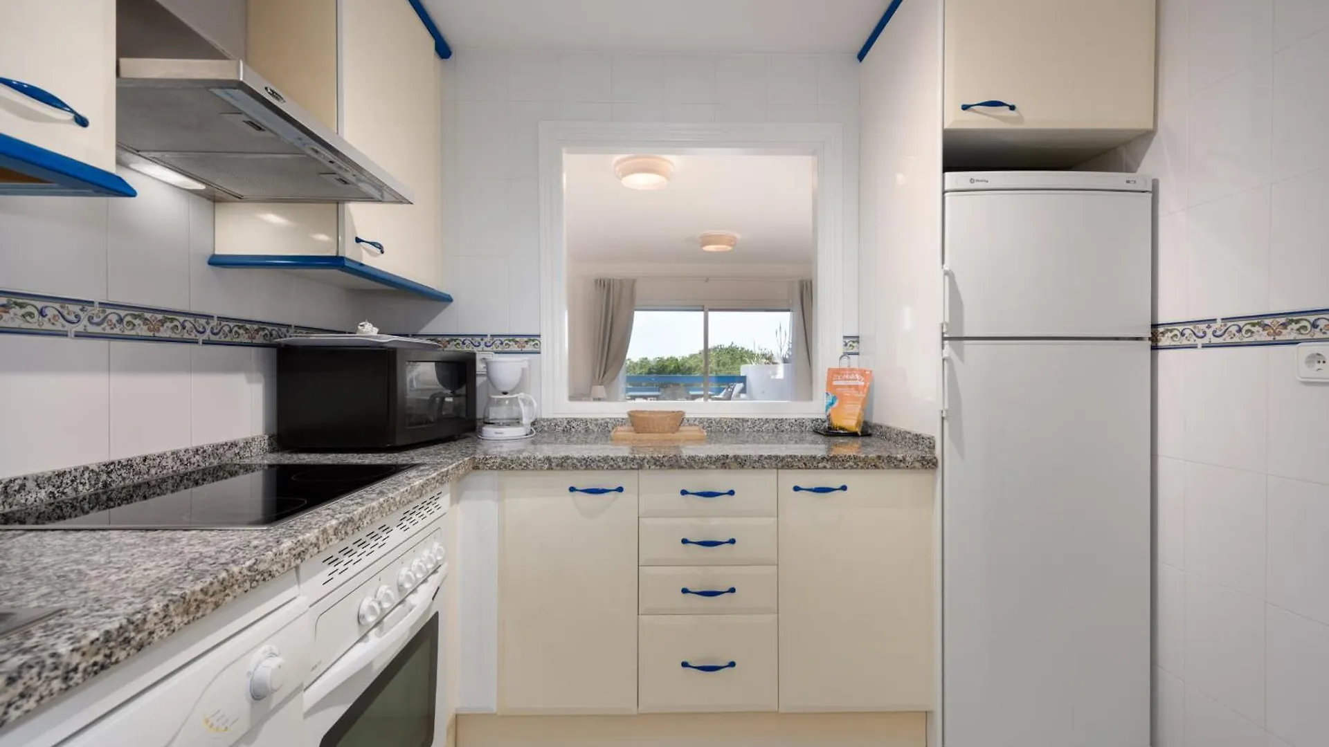 Duquesa Suites 2424 Azure Skyline 马尼尔瓦